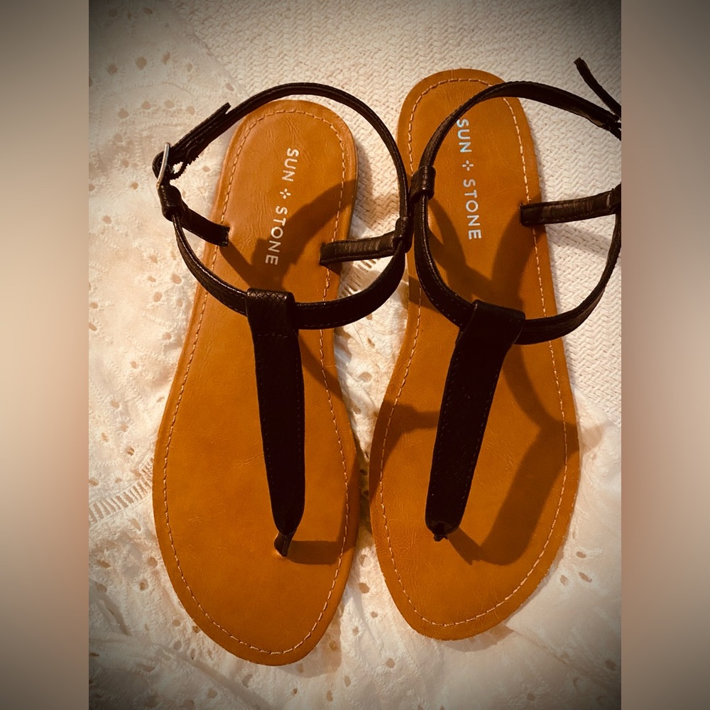 🖤 NEW Sun + Stone Black T-Strap Sandals with Tan Footbed